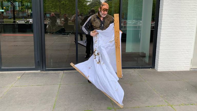 Den Dekker liep onder de stront het gemeentehuis binnen (foto: Gabor Heeres/SQ Vision).