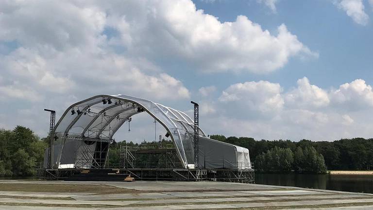 De achterwand van het podium moet helemaal worden vervangen (foto: Marco de Koning)