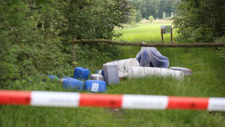 De vijftien vaten zijn gevonden in een natuurgebied. (foto: Berry van Gaal/SQ Vision Mediaprodukties)