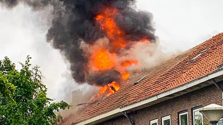 De vlammen sloegen al snel uit het dak (foto: Sem van Rijssel/SQ Vision)