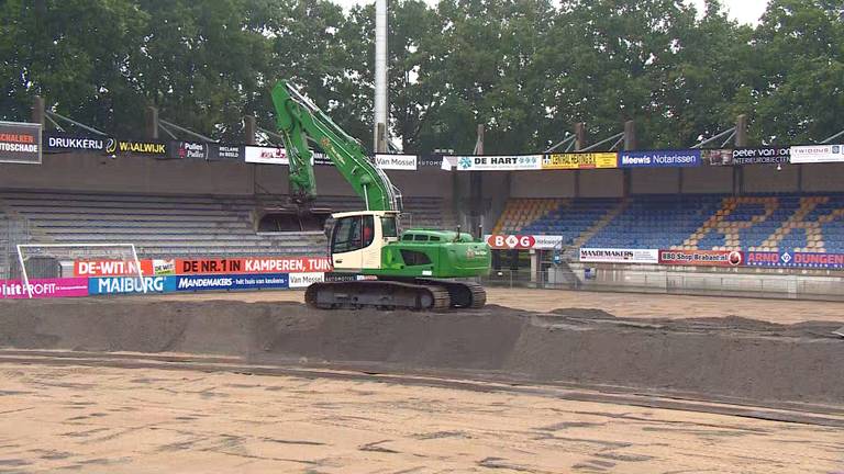 Het kunstgras is veranderd in een zandvlakte bij RKC