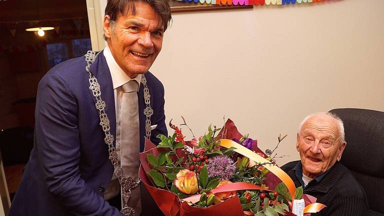 Toen hij 100 werd, kreeg Willem een bloemetje van burgemeester Depla van Breda. (Archieffoto)