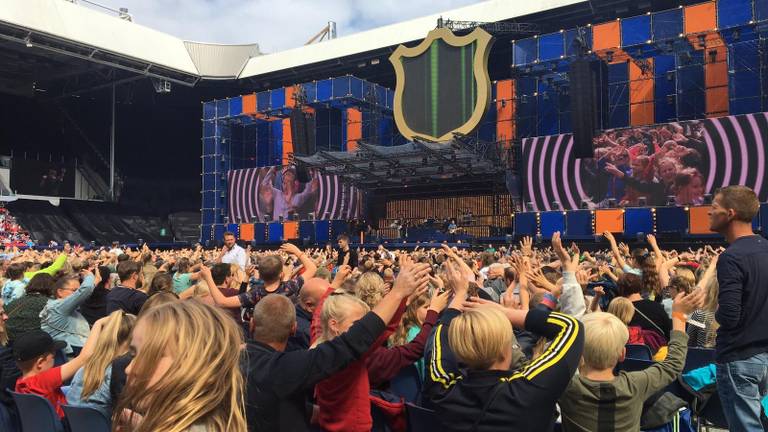 Kinderen staan te springen bij het kinderconcert Groots Junior.