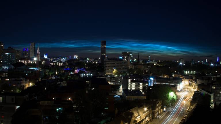 Lichtende nachtwolken boven Eindhoven. (Foto: Kyrin van IJzeren)