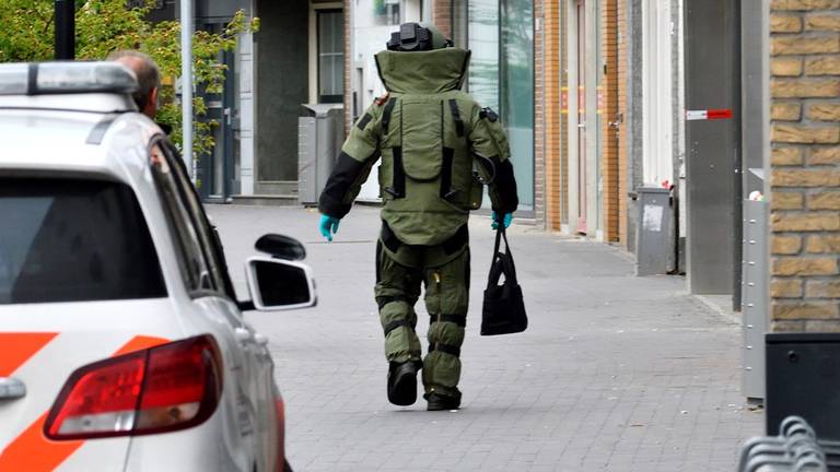 Medewerker van de EOD op weg naar het explosief Foto: Erald van der Aa