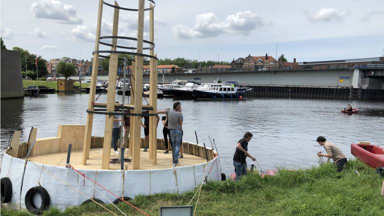 Het kunstwerk van Erik Vink in het water in de Citadel van Den Bosch.