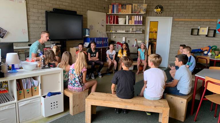 Het laatste kringgesprek in basisschool De Bijenkorf in Eindhoven (foto: Hannelore Struijs).