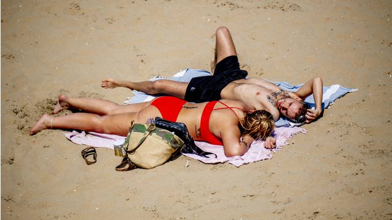 Lekker genieten op het strand. (Foto: ANP)