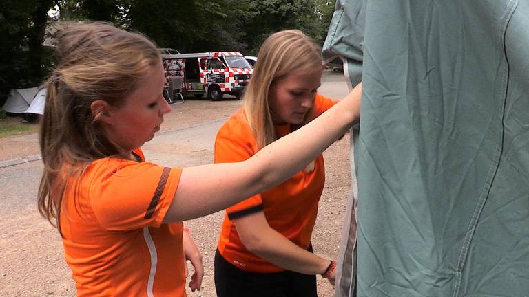 Elmi en Marjolein proberen hun geleende tent op te zetten.