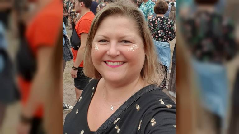 Linda zoekt de leuke man die ze op Back 2 the 90's ontmoette. (Foto: Linda Verhagen)