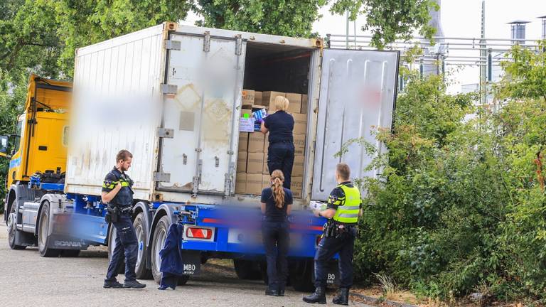 De politie doet onderzoek bij de vrachtwagen. (Foto: Harrie Grijseels / SQ Vision Mediaprodukties)