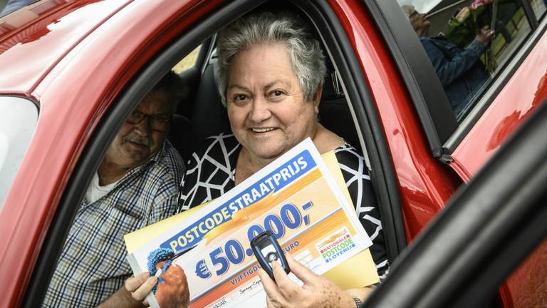 Ari en zijn vrouw zijn dolblij met de 50.000 euro en de BMW (foto: Jurgen Jacob Lodder).