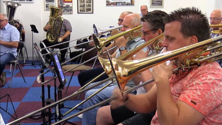 De Koninklijke Harmonie ’s-Hertogenbosch druk in repetitie. (foto: Paul Post)