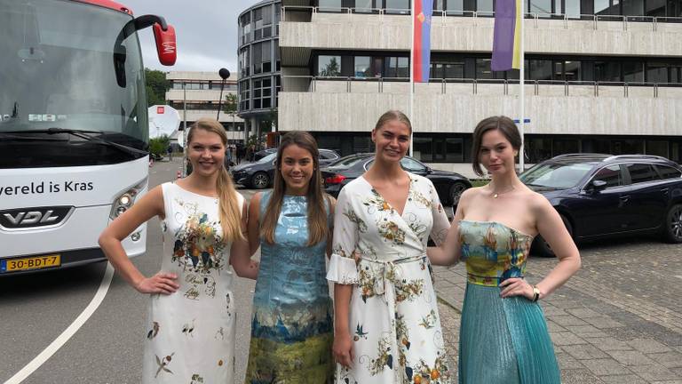 Deze dames in jurken van Addy van den Krommenacker vergezellen de Bossche delegatie. (Foto: Tom van den Oetelaar)