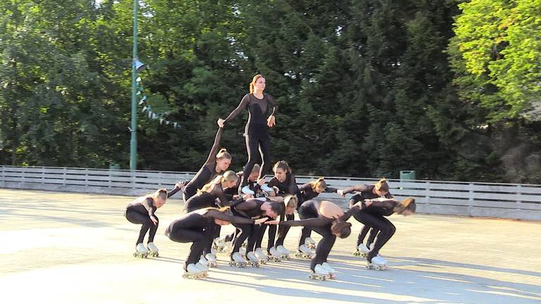 Showelement in de choreografie van RC De Oude Molen.