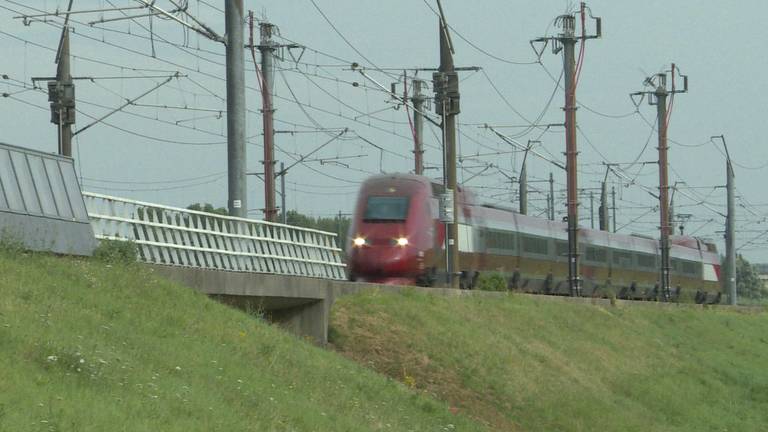 De HSL-treinen rijden in volle vaart langs, dus de actie van de man was levensgevaarlijk (foto: Raoul Cartens).