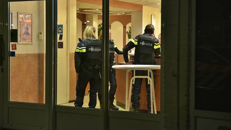 De politie doet onderzoek na de overval bij de snackbar. (Foto: Jules Vorselaars / JV Media)