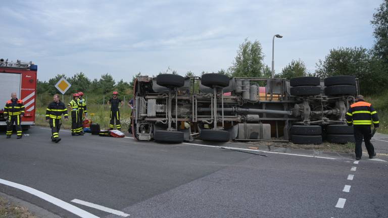 De gekantelde betonwagen. (Foto: Jack Brekelmans)