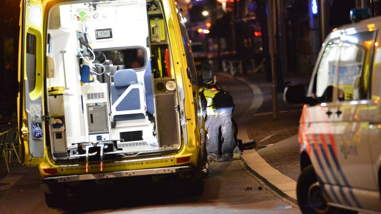 Hulpverleners konden het slachtoffer van de steekpartij niet meer redden. (Foto: Perry Roovers/SQ Vision)