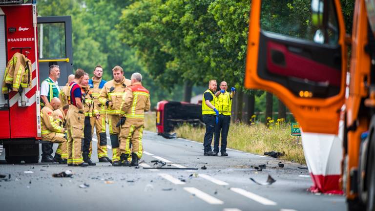 Op het ongeluk op de N272 kwamen diverse hulpdiensten af. (Foto: Sem van Rijssel/SQ Vision)