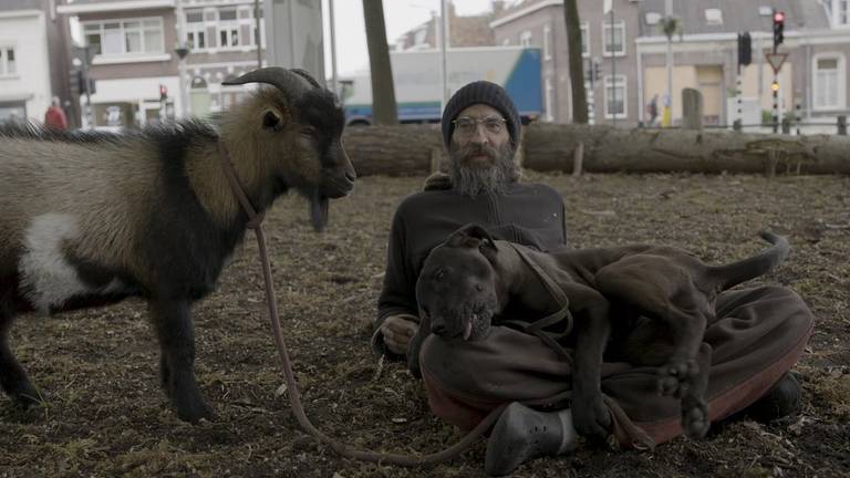 De Tilburgse Rigo met zijn hond en bok (Foto: Beau Ervens van Doren)