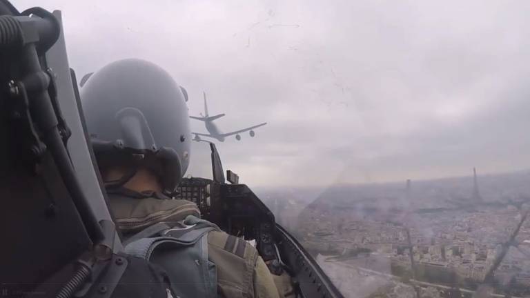 F-16 boven Parijs. (Foto: Koninklijke Luchtmacht).