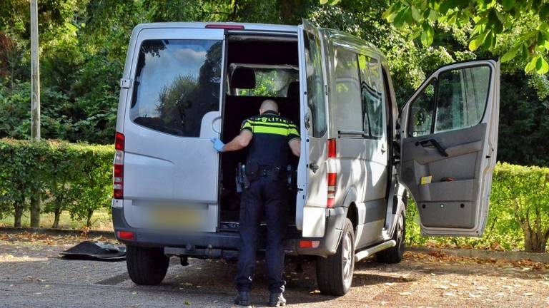 Ook het busje van de verdachte werd doorzocht. (Foto: Anthony DeCock / DeKortMedia)