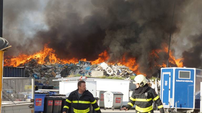 Op het terrein van afvalverwerker Maton in Waalwijk woedt een brand. Foto: Erik Haverhals