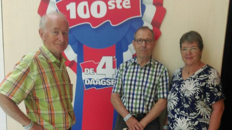 Jo en Tony (twee van rechts) gaan samen voor de 100ste keer de Nijmeegse Vierdaagse lopen (Foto: Jo Bosch).