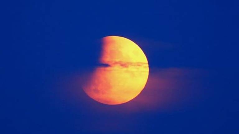De maansverduistering werd dinsdagavond gezien in Baarle-Nassau (Foto: Kristel Verbakel).