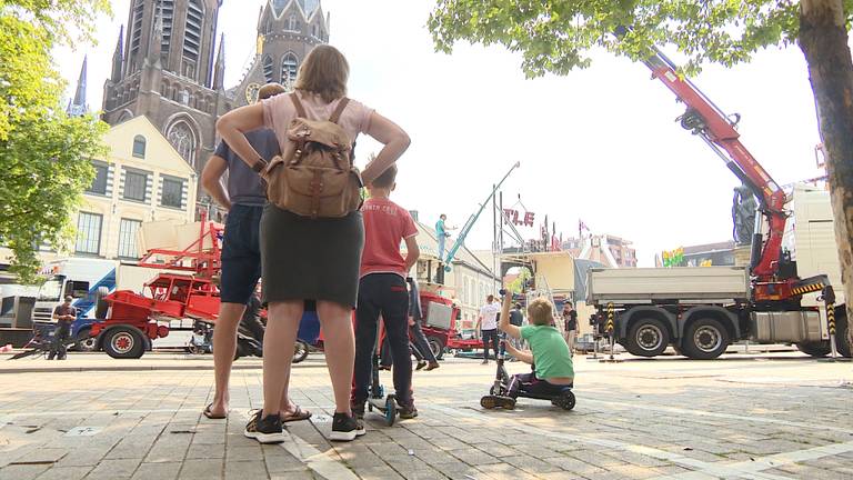 De opbouw van de Tilburgse kermis is een attractie op zich.