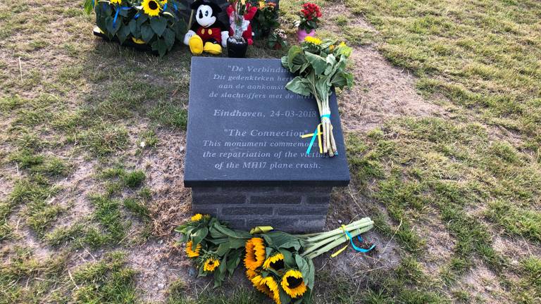 Zonnebloemen bij het MH17 monument