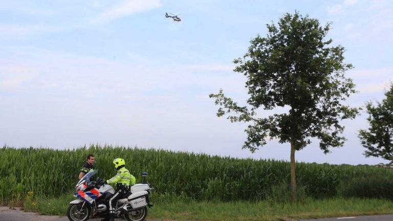 De politie heeft urenlang een maisveld omsingeld en een politiehelikopter zocht mee (Foto: Bart Meesters).