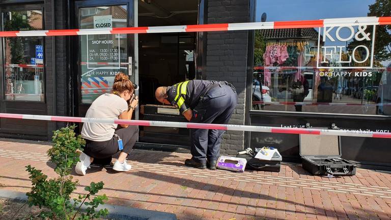 Politie-onderzoek bij de kledingwinkel in Oosterhout na de ramkraak. (Foto: Collin Beijk)