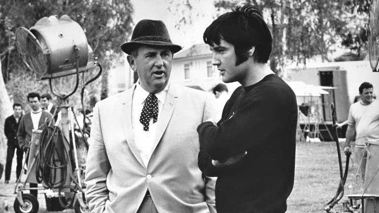 Colonel Parker (l) en Elvis Presley. (foto: ElvisMatters)