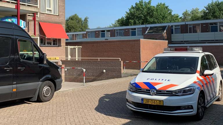 Politie in de Jan Heijmanslaan in Rosmalen. (Foto: Bart Meesters)