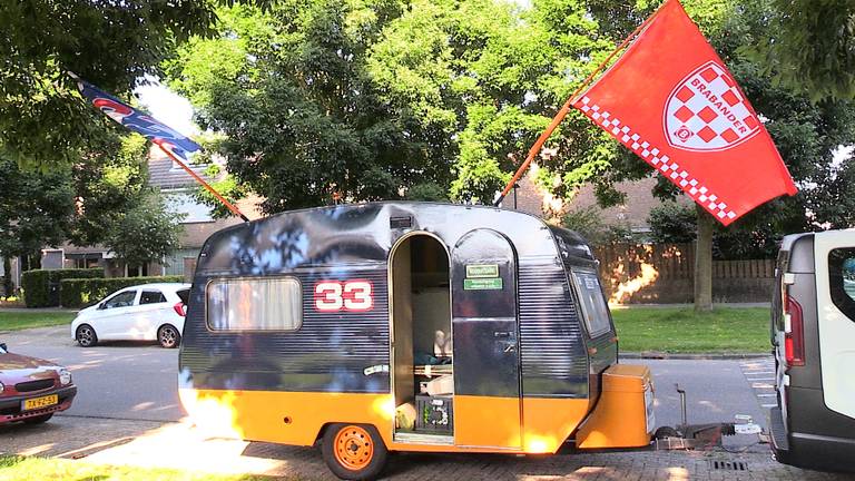 De caravan van de Dongense vriendenclub Team Hontig.