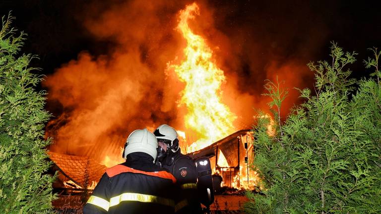 De brandweer kon voorkomen dat het vuur oversloeg. (Foto: Toby de Kort)