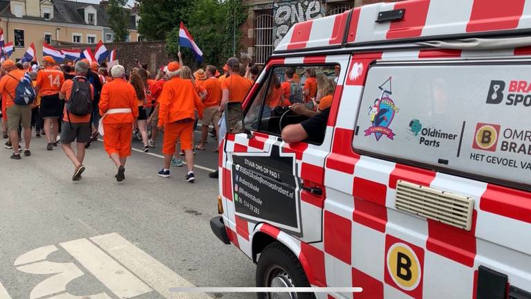 't Brabants WK Buske rijdt mee in de Oranjeparade in Rennes. (foto: Eva de Schipper)