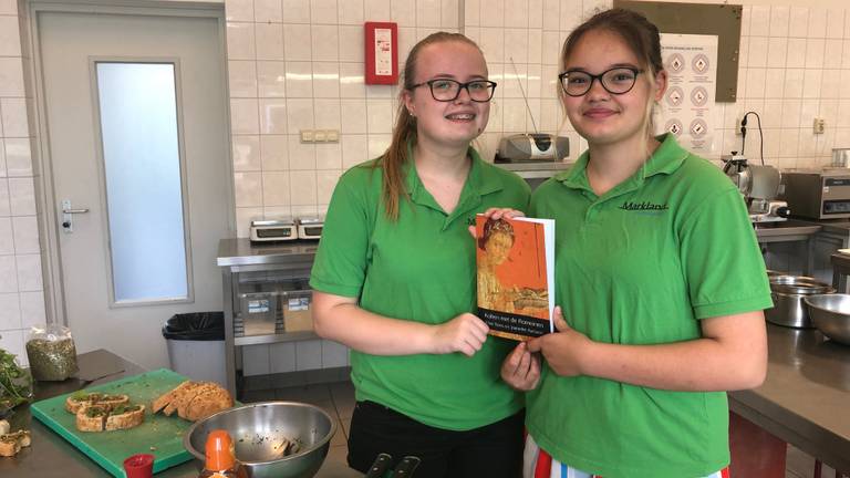 Joanieke en Elise met hun Romeins kookboek (Foto: Erik Peeters)