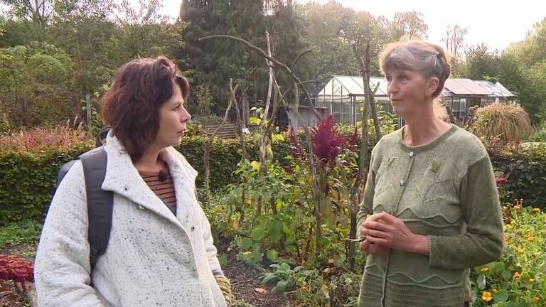 Maud Hawinkels met Anneke in de Naturentuin