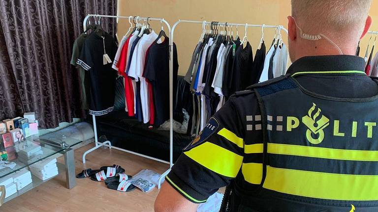 blad deuropening Portier Gucci, Kenzo, Parajumpers, maar dan wel allemaal nep: politie rolt illegale  winkel op in huis - Omroep Brabant