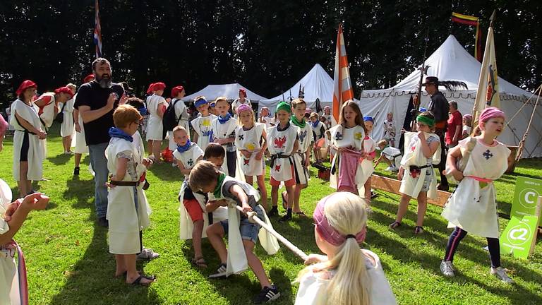 Touwtrekken en vendelzwaaien op het kasteelfeest