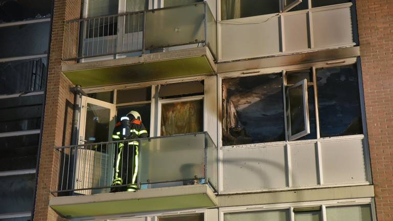 De brandweer was nog lange tijd bezig met nablussen. (Foto: Toby de Kort)