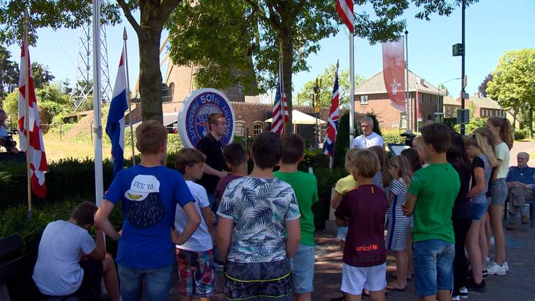 Leerlingen van de basisschool voor het monument in Eerde