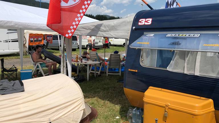 De caravan op de camping in Oostenrijk. (Foto: Luke Merkx)