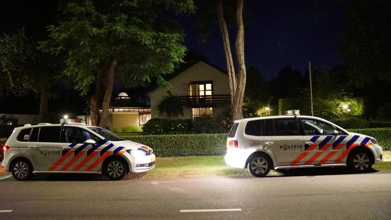 De politie deed zaterdagnacht onderzoek bij het huis in Maarheeze. (Foto: Jozef Bijnen/SQ Vision)