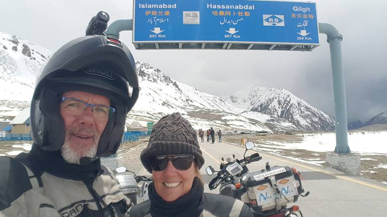 Jan en Willemien in Pakistan. (Foto: Willemien Potkamp / Facebook) 