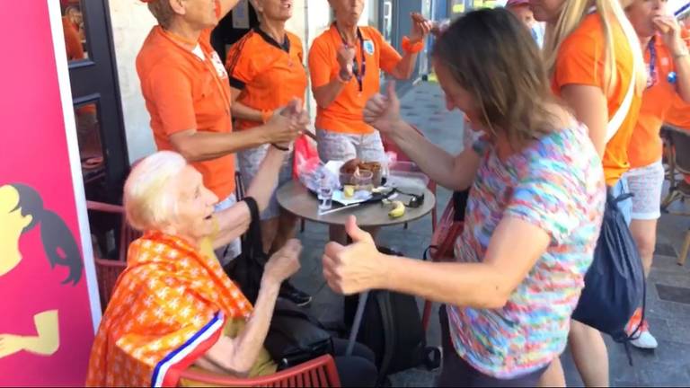 Mia Popeyus geniet van de muziek en het feest bij de fanzone in Valenciennes.