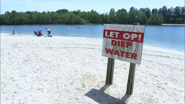 Waarschuwingsbord voor diep water bij camping De Maashorst. Foto: Omroep Brabant